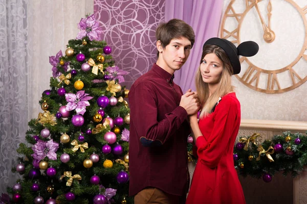 美丽的夫妇，在树上的圣诞 — 图库照片