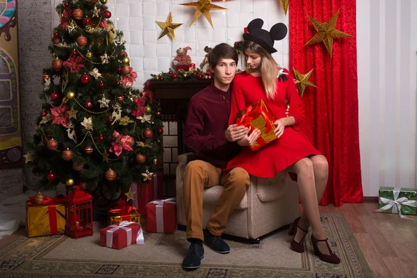 Красива пара на Різдво на дереві — стокове фото