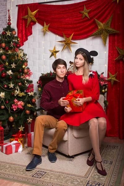 Belo casal no Natal na árvore — Fotografia de Stock