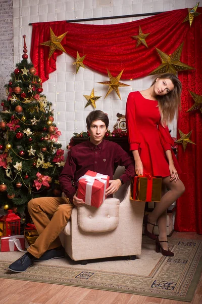 Красива пара на Різдво на дереві — стокове фото