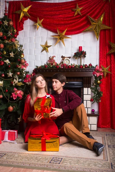 Güzel genç çift ve yeni yılda Noel ağacı — Stok fotoğraf