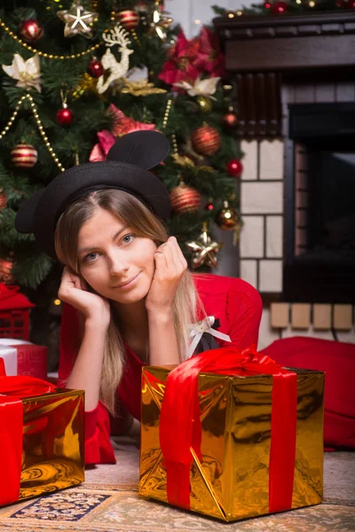 선물 크리스마스 트리 겨울 새 해 근처 빨간 드레스에 아름 다운 소녀 — 스톡 사진