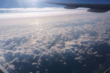 bir uçak penceresinden gökyüzü