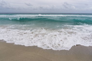 güzel bir bulutlu gökyüzü arka plan denizde. Küba sahil.