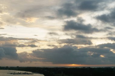 karanlık fırtına bulutları akşam gökyüzünde
