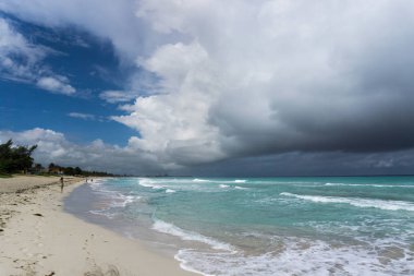 güzel bir bulutlu gökyüzü arka plan denizde. Küba sahil.