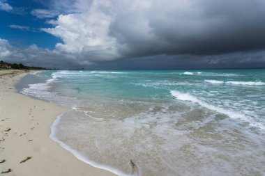 güzel bir bulutlu gökyüzü arka plan denizde. Küba sahil.
