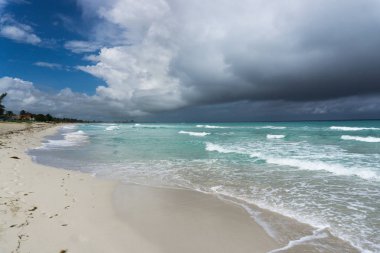 güzel bir bulutlu gökyüzü arka plan denizde. Küba sahil.