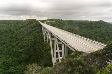 Küba'da bir yeşil vadi üzerinde uzun köprü