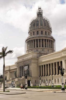 Capitol Binası ve Şehir Merkezi, Havana, Küba'da yoğun trafik