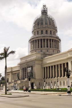 Capitol Binası ve Şehir Merkezi, Havana, Küba'da yoğun trafik
