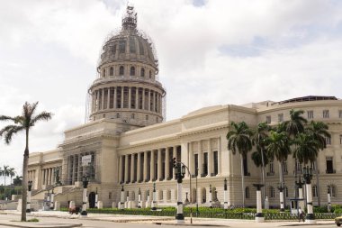 Capitol Binası ve Şehir Merkezi, Havana, Küba'da yoğun trafik