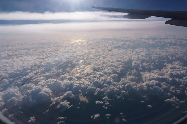 bir uçak penceresinden gökyüzü