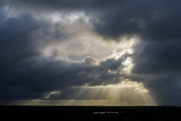 Donkere wolken in de avondlucht — Stockfoto