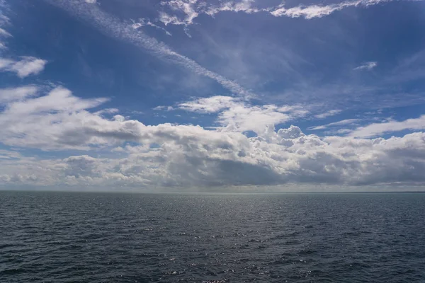 Όμορφη θέα στη θάλασσα σε ένα συννεφιασμένο ουρανό φόντο. Ακτή της Κούβας. — Φωτογραφία Αρχείου