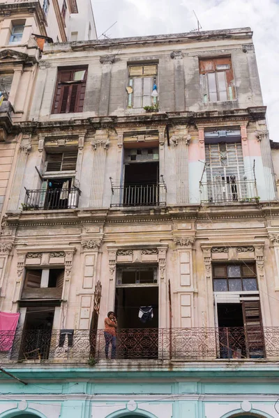 Rua velha no centro de havana — Fotografia de Stock