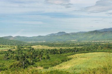 Küba'da yeşil tepeler, güzel manzara görünümdür