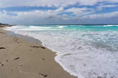 güzel bir bulutlu gökyüzü arka plan denizde. Küba sahil.
