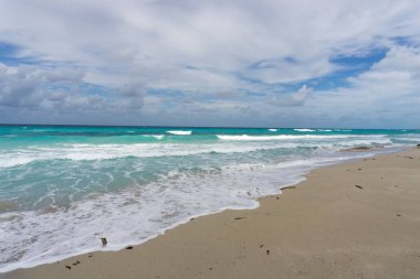 güzel bir sahne Kübalı sahil Varadero - koyu mavi ufuk azure Atlantik Okyanusu sular.,