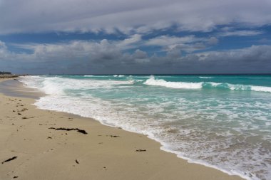 güzel bir bulutlu gökyüzü arka plan denizde. Küba sahil.