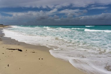 güzel bir sahne Kübalı sahil Varadero - koyu mavi ufuk azure Atlantik Okyanusu sular.,