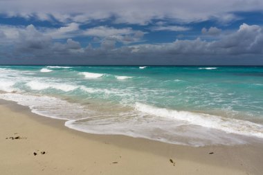 güzel bir sahne Kübalı sahil Varadero - koyu mavi ufuk azure Atlantik Okyanusu sular.,