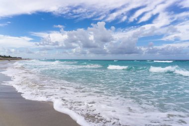 güzel bir bulutlu gökyüzü arka plan denizde. Küba sahil.