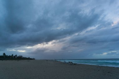 güzel bir bulutlu gökyüzü arka plan denizde. Küba sahil.
