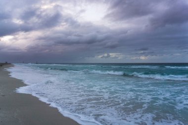 güzel bir bulutlu gökyüzü arka plan denizde. Küba sahil.