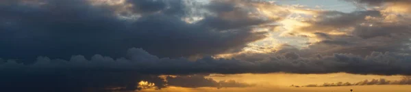 Nubes de atardecer cúmulos con puesta de sol —  Fotos de Stock