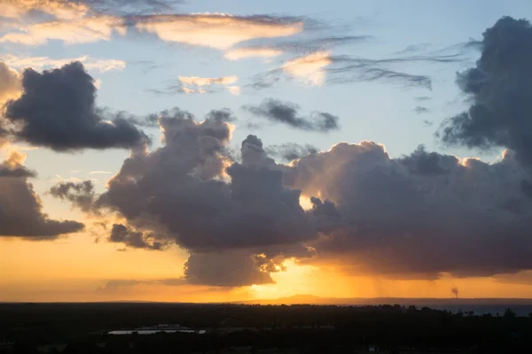 Nubes de atardecer cúmulos con puesta de sol —  Fotos de Stock