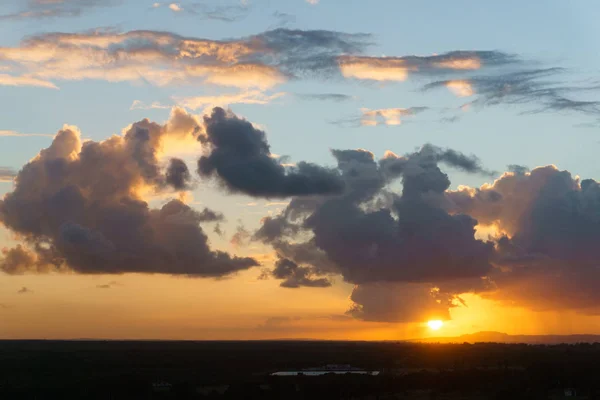 Nubes de atardecer cúmulos con puesta de sol —  Fotos de Stock