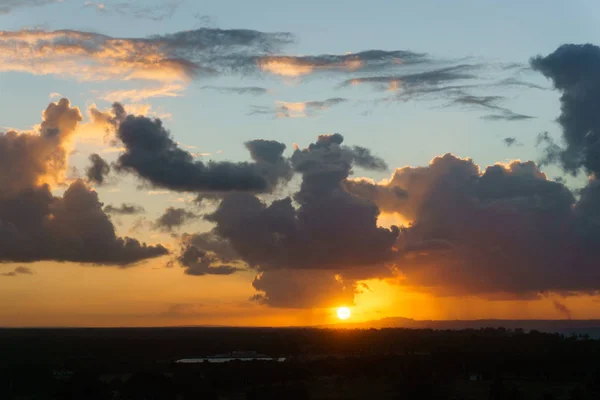 Nubes de atardecer cúmulos con puesta de sol —  Fotos de Stock