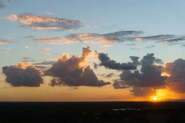 Nubes de atardecer cúmulos con puesta de sol —  Fotos de Stock