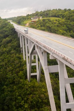 Küba'da bir yeşil vadi üzerinde uzun köprü