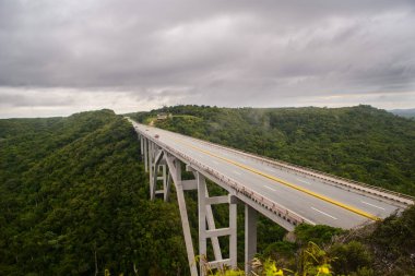 Küba'da bir yeşil vadi üzerinde uzun köprü