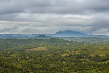 Küba'da yeşil tepeler, güzel manzara görünümdür