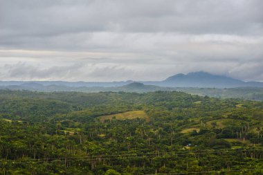 Küba'da yeşil tepeler, güzel manzara görünümdür
