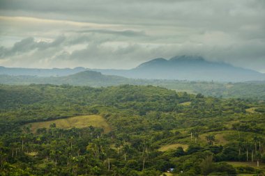 Küba'da yeşil tepeler, güzel manzara görünümdür