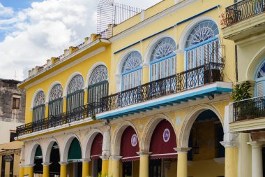 Havana, Küba bir koloni Plaza Vieja üzerinde bina