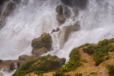 Küba'da güzel, basamaklı şelale