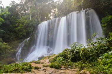 Küba'da güzel, basamaklı şelale