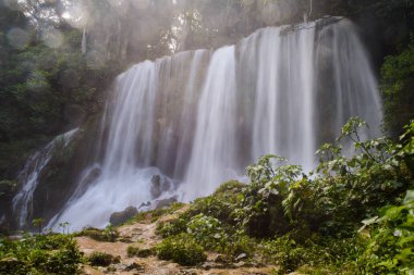 Küba'da güzel, basamaklı şelale