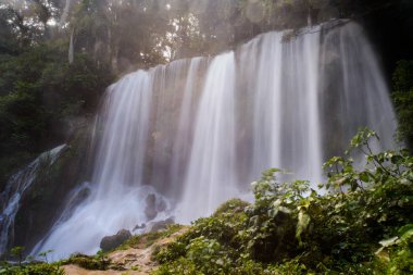Küba'da güzel, basamaklı şelale