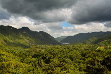 Küba'da yeşil tepeler, güzel manzara görünümdür