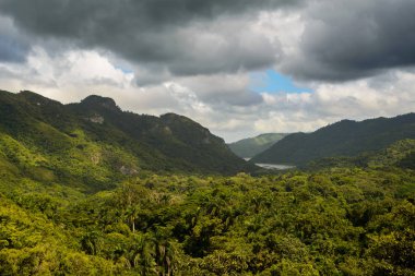 Küba'da yeşil tepeler, güzel manzara görünümdür