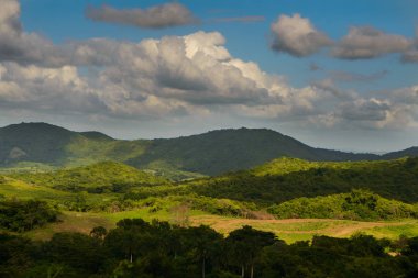 Küba'da yeşil tepeler, güzel manzara görünümdür