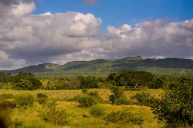 Küba'da yeşil tepeler, güzel manzara görünümdür