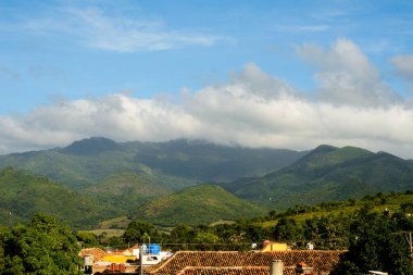 Küba'da yeşil tepeler, güzel manzara görünümdür