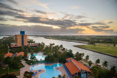 otel ve yüzme havuzunda varadero, Küba